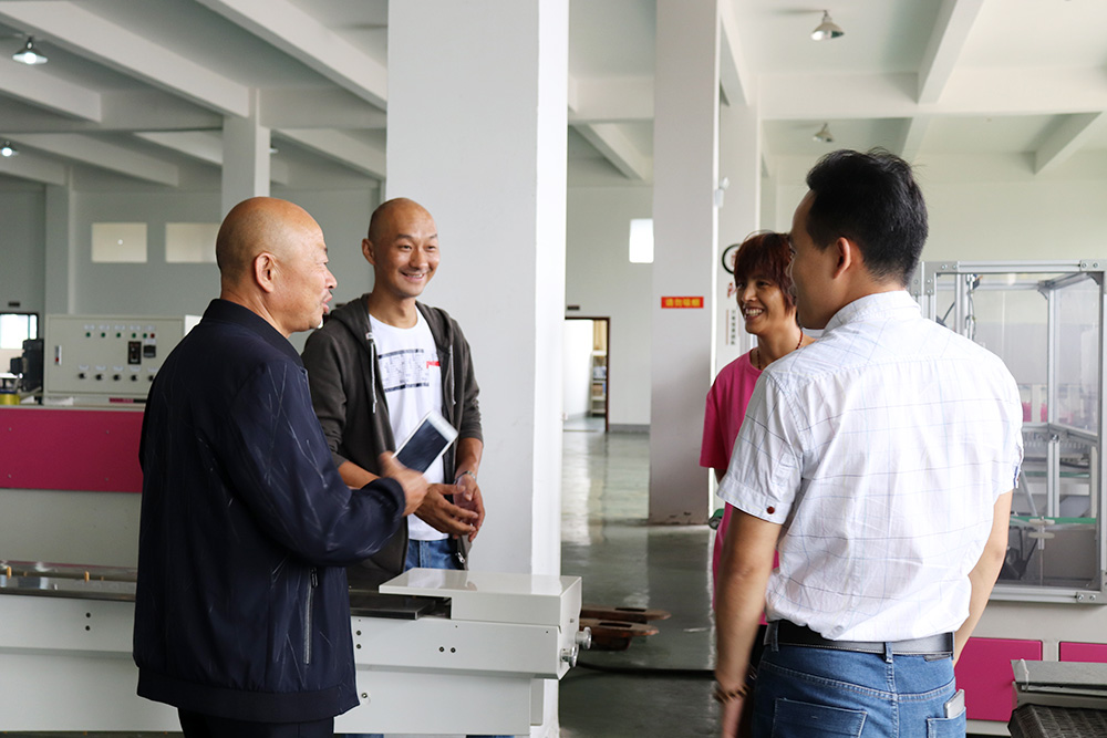 群昌创始人江安乔和前来验厂的四川客户商谈合作细节01